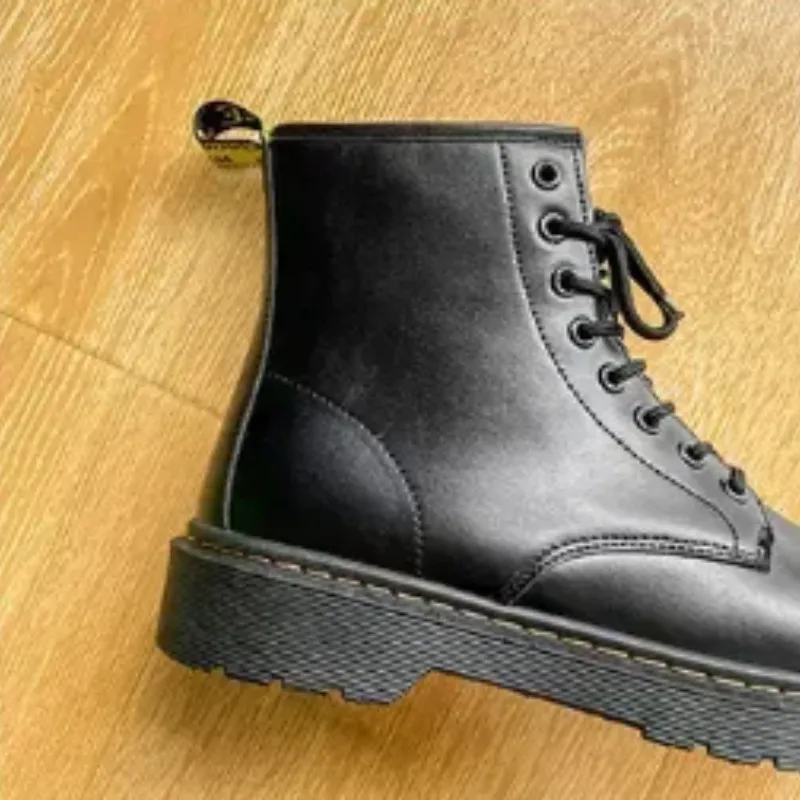 Men's boots with thick soles and classic lacing