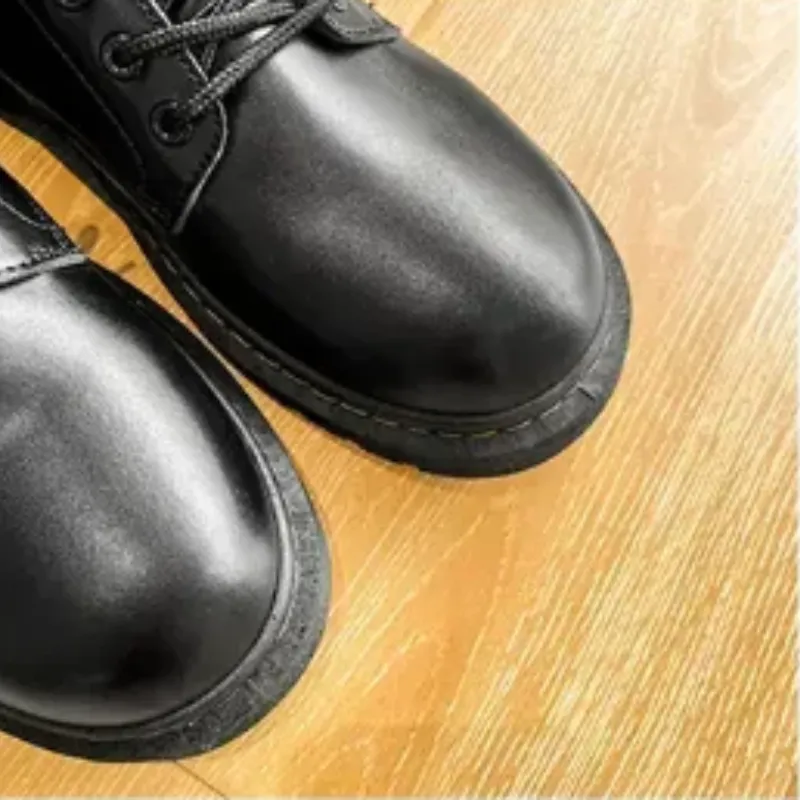 Men's boots with thick soles and classic lacing