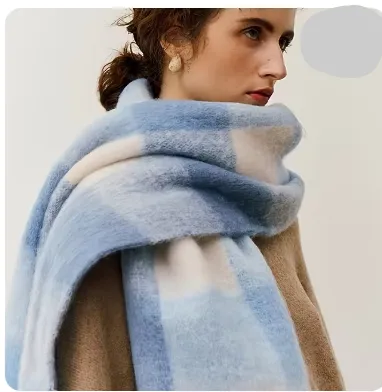 "Stylish Unisex Winter Plaid Scarf – Light Blue & White Tassel Wrap" "Stilfuldt Unisex Vinter Plaid Tørklæde – Lyseblå & Hvid Tassel Wrap"