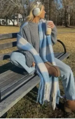 "Stylish Unisex Winter Plaid Scarf – Light Blue & White Tassel Wrap" "Stilfuldt Unisex Vinter Plaid Tørklæde – Lyseblå & Hvid Tassel Wrap"