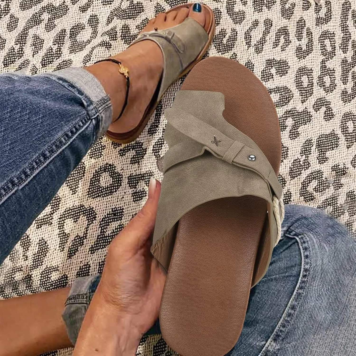 Women's Casual Flat Flip Flop 2025 Open Toe Solid Color Lightweight Orthopedic Sandals Summer Comfy Breathable Casual Beach Outdoor Walking Travel Shoe